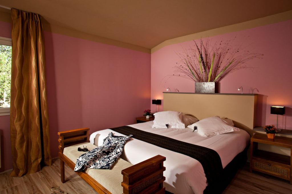Bed in the Premier flat in the charming Domaine du Val de Sault hotel in the Luberon